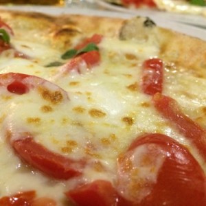 Pizza is always a good option for dinner. 
